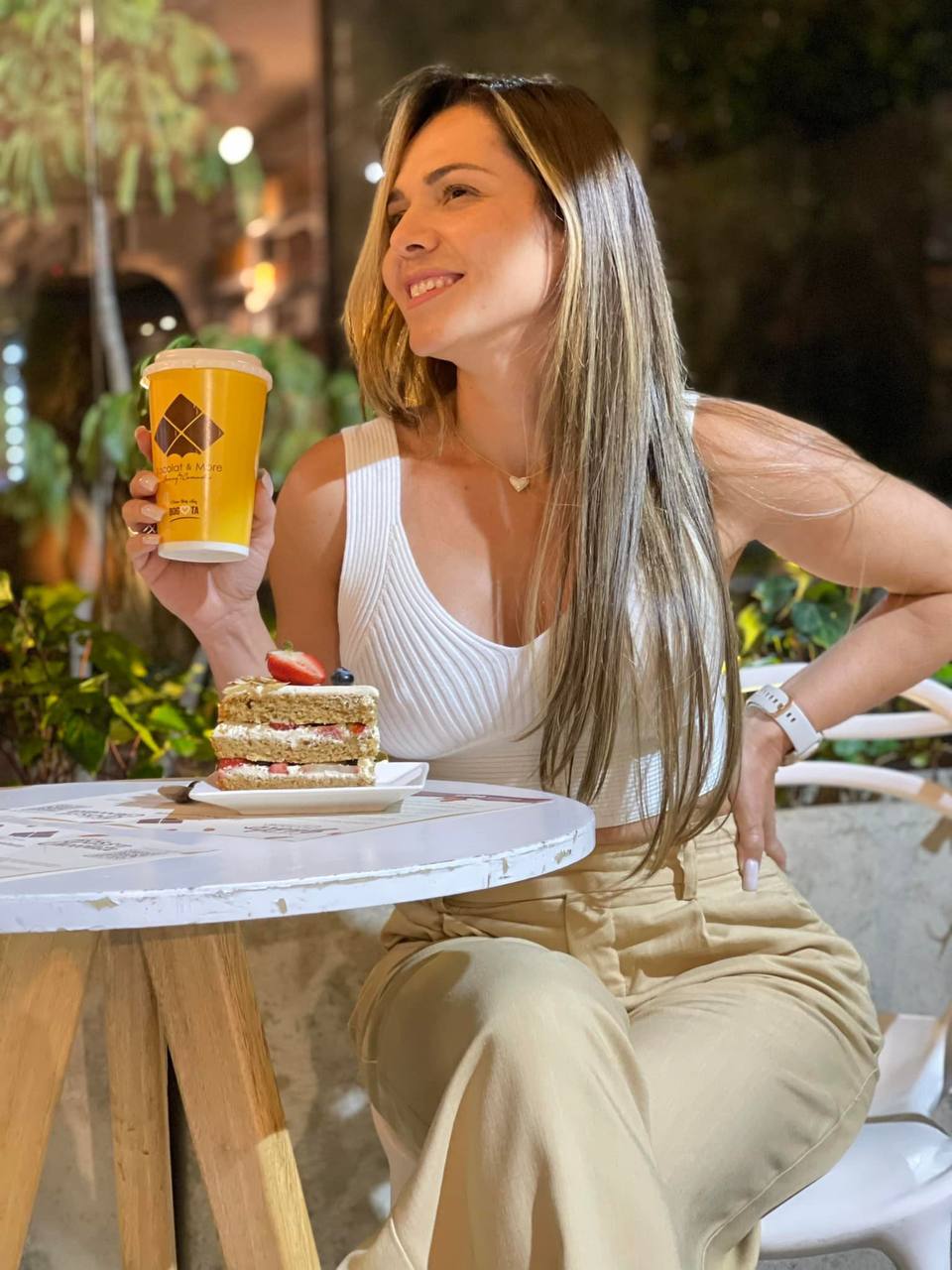 Chef Jenny Camacho disfrutando un postre